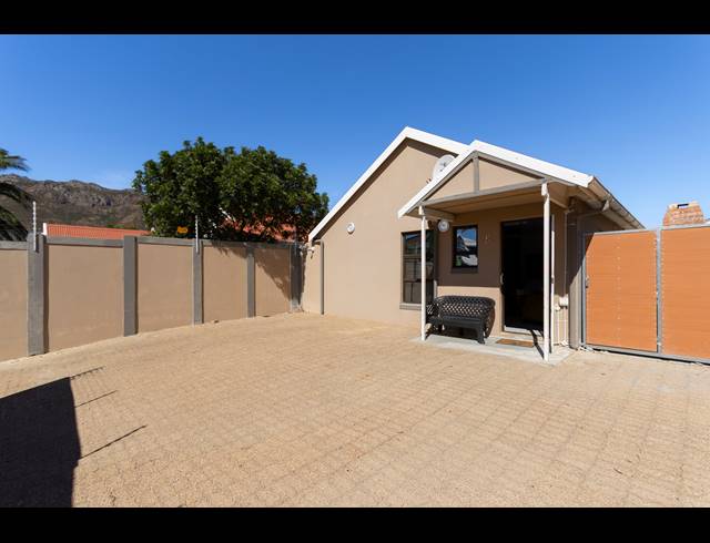 2 BEDROOM HOUSE FOR SALE IN ADMIRALS PARK